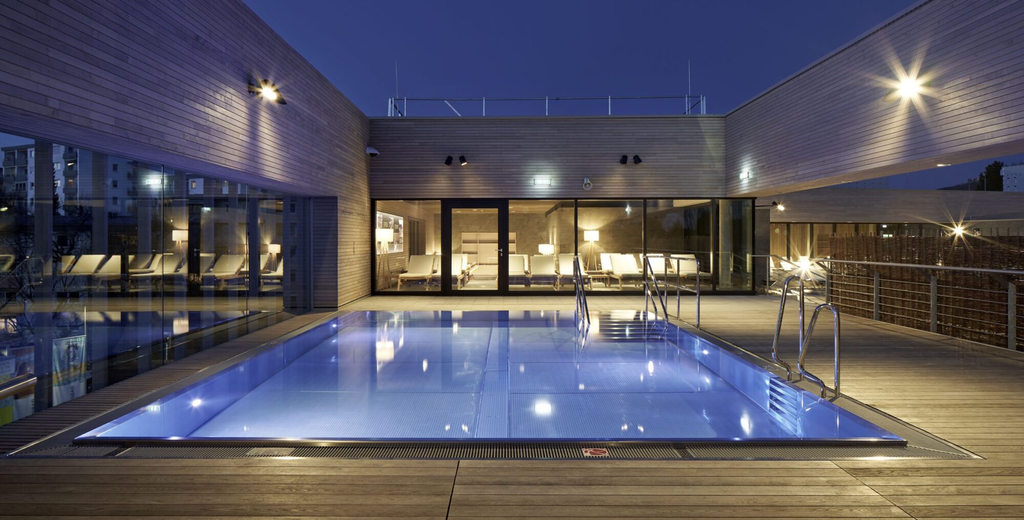 beleuchtetes Abkühlbecken bei Nacht
