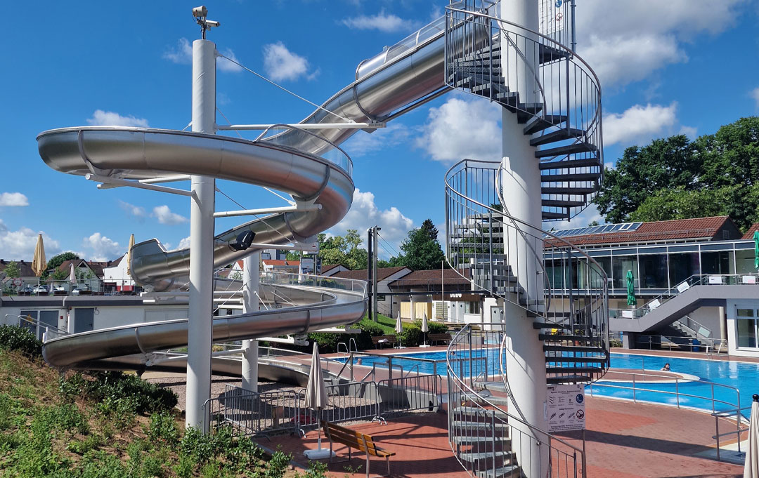 Rutschenanlage im Freibad