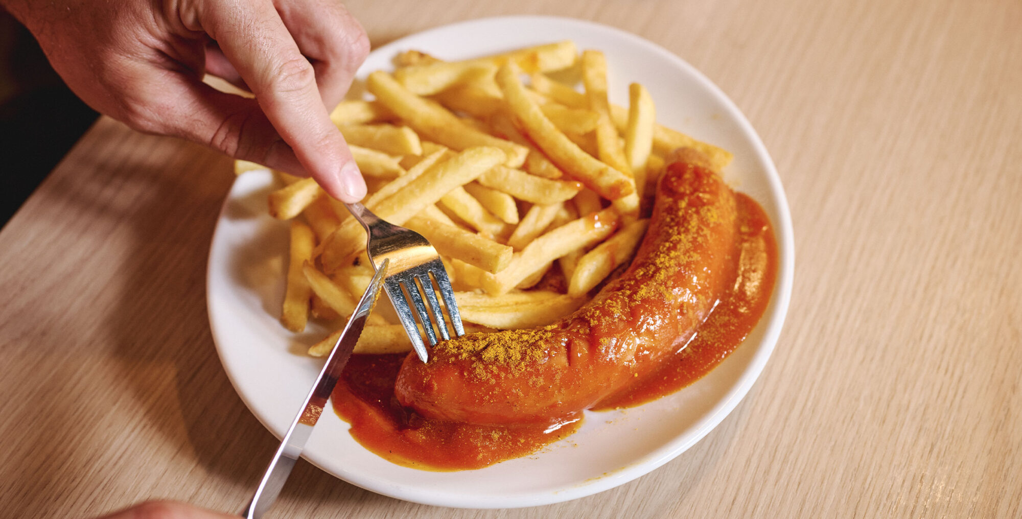 Currywurst mit Pommes
