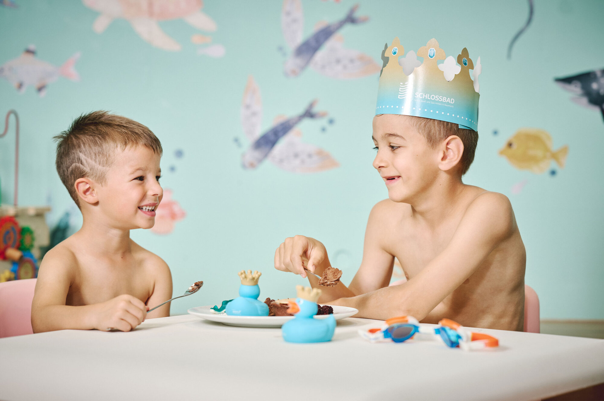 zwei Jungen teilen sich einen Kuchen