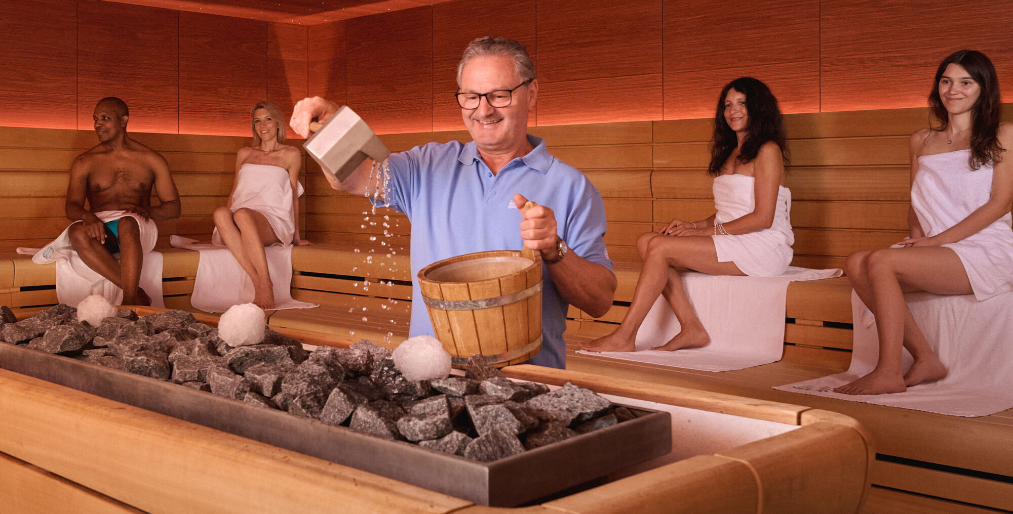 Saunameister führt Aufguss mit Eisbällen in der Pfalzgrafensauna durch