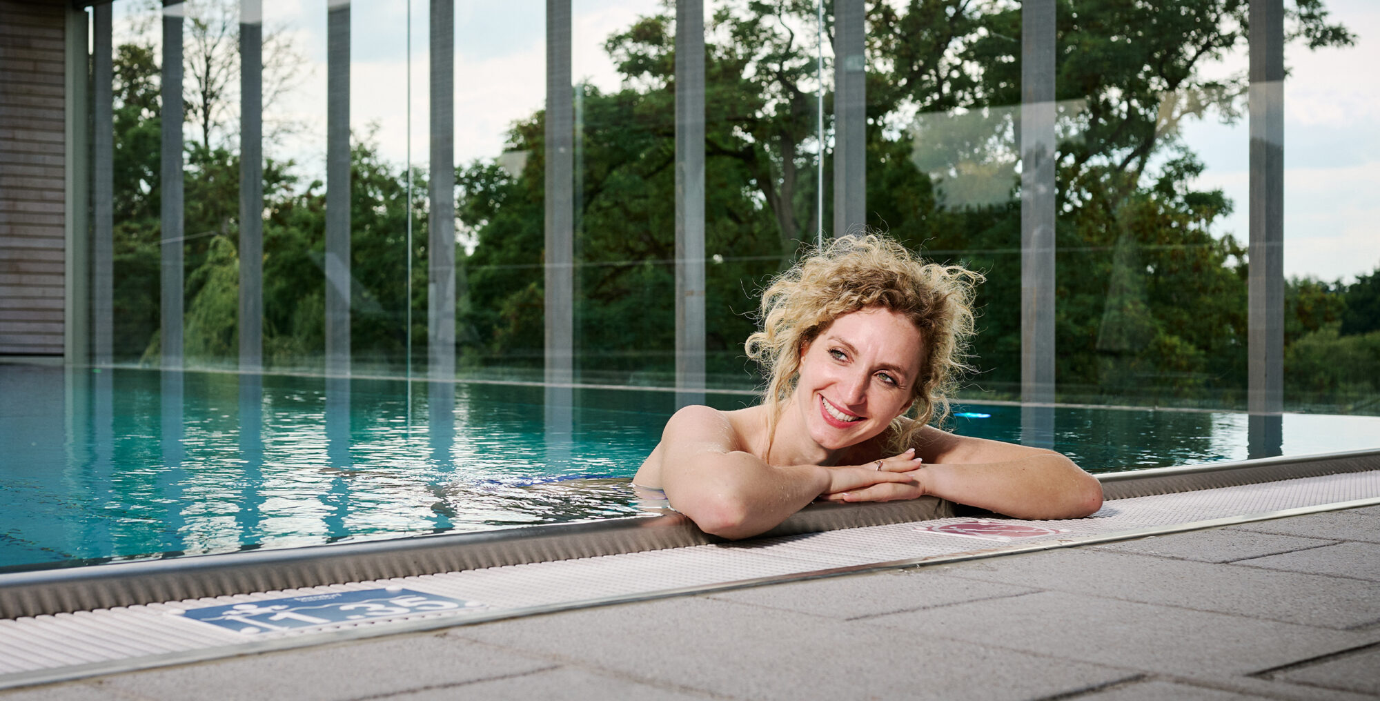 Frau entspannt im Abkühlbecken